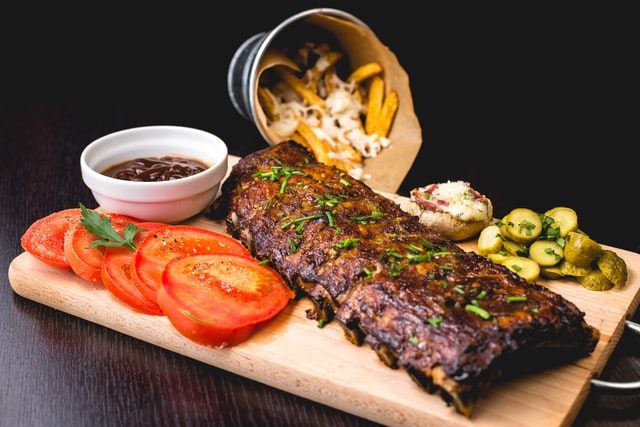 ribs with tomato and pickels